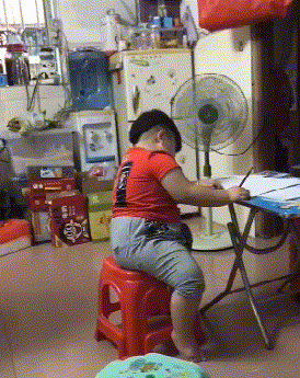 |搞笑GIF趣图:不知道孩子是怎么了,一写作业就犯困!
