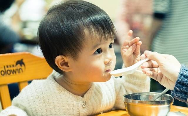 危害|给孩子乱喝水危害很大，三种水一口也别喝，家长可不要犯傻