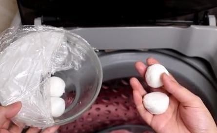 衣服越洗越黄,妈妈教我放2粒这东西,洗完衣服又白又新,贼干净