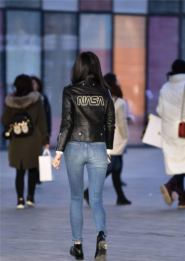 牛仔裤|紧身牛仔裤搭配皮夹克, 穿着平地短靴, 有身材的美更自信