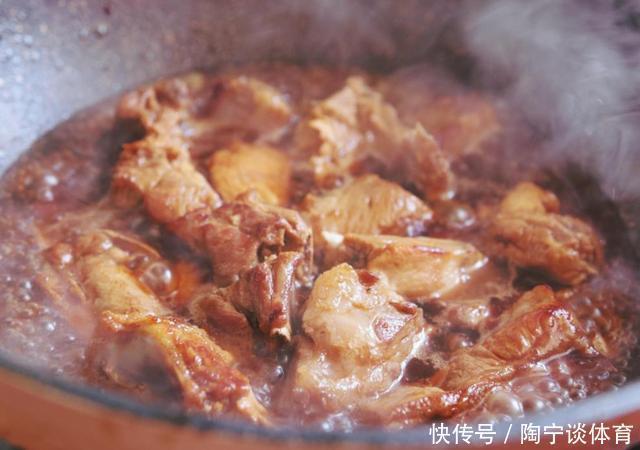 炒糖色时,别直接放白糖,记得多加这一步,又红又亮不粘锅