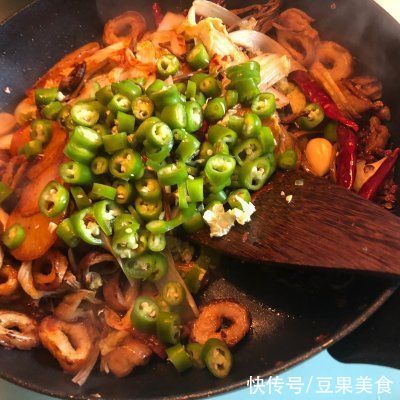 5分钟就能做好的干锅肥肠,简单又好吃