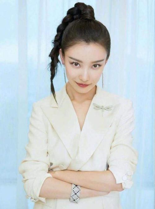 头皮|女生扎马尾时,尽量别犯这4个错误!显土又老气,颜值再高也白搭