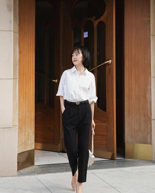 阔腿裤烂大街了！今年流行的是“小黑裤”，时髦显瘦，适合40岁穿