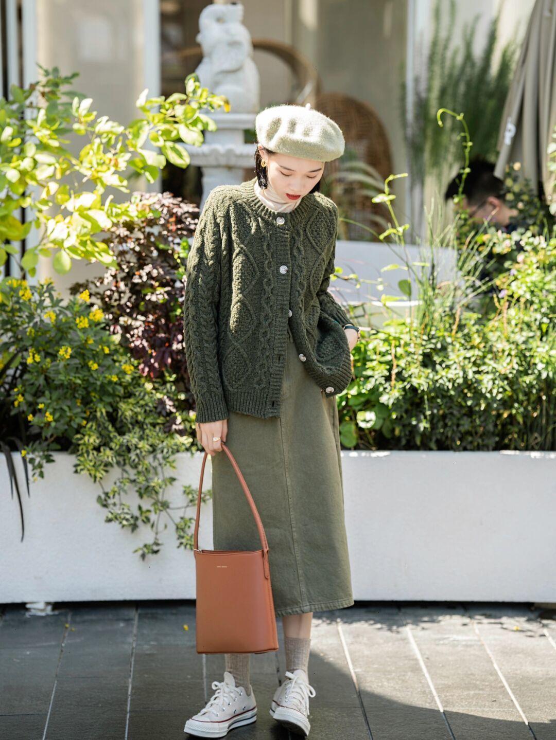 半身裙|天气回暖该怎么穿出氛围感?米色卫衣+黑色半身裙,清纯又不失个性