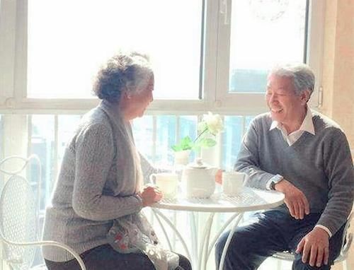 玩笑话|夫妻俩坚持丁克10多年，听完侄子一句玩笑话，果断决定高龄生娃