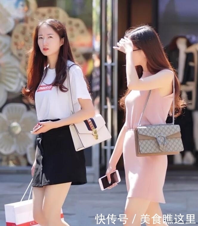 穿衣|街拍:一对长相很相似的闺蜜,穿衣风格却不同,你更喜欢哪一个?