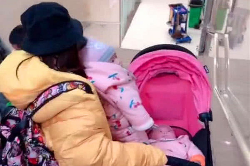 外出|宝妈带双胞胎赶地铁，下楼无人帮自己咬牙抬婴儿车，网友：泪目了