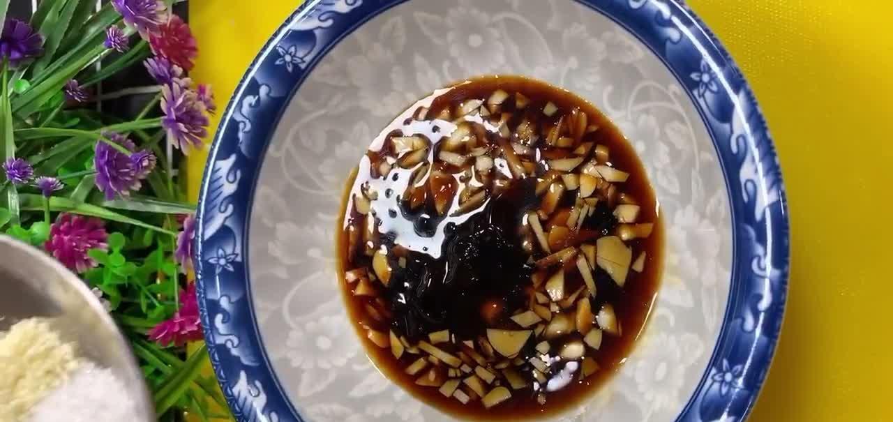 传统东北地三鲜的做法,咸香入味色泽油亮,东北人百吃不腻