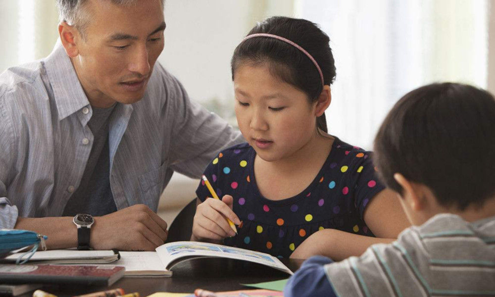 灵魂|“你会找老婆吗”萌娃被揍后灵魂质问爸爸,看到姥姥直接崩溃了