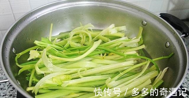 炒芹菜，要不要焯水大厨告诉你，这才是炒芹菜的正确吃法！