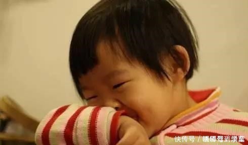 头皮痒|小女儿总说头皮痒,妈妈用手电筒一照,身上的鸡皮疙瘩都起来了!