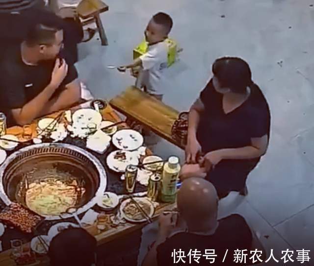 萌娃|安徽一萌娃火了,偷拿香烟分给店里的客人,网友:幼崽智商天花板