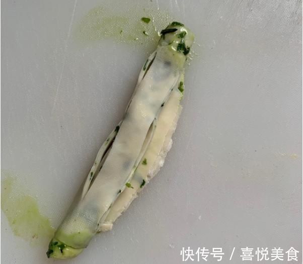 葱油饼|饺子皮吃出新花样，10分钟的快手早餐，香酥脆，好吃极了
