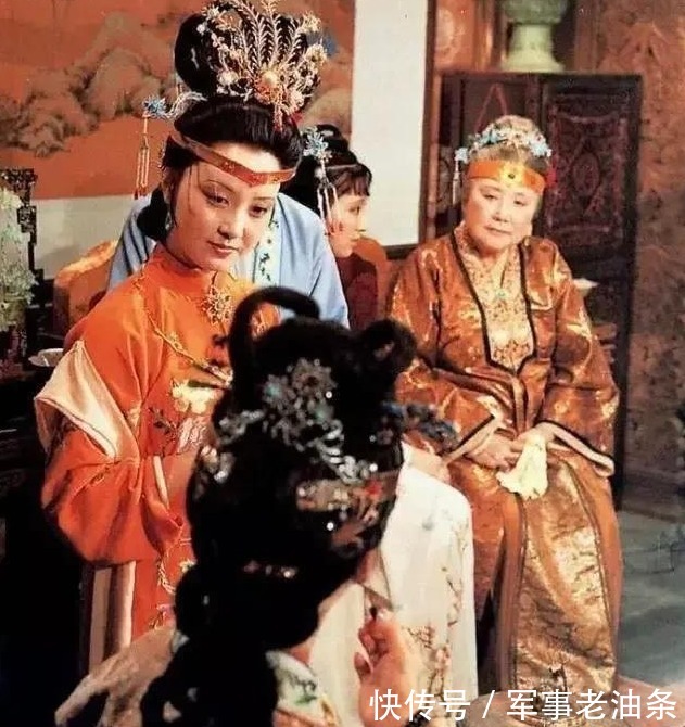 林黛玉@宝钗在荣国府过着什么日子?不可能受到疼爱,同样风刀霜剑严相逼