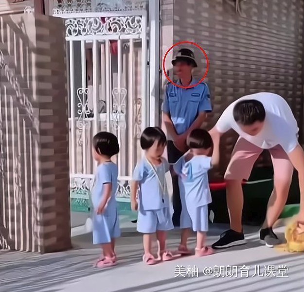 放学|爸爸接孩子放学迟到了,三胞胎女儿扔书包抗议,门卫大爷被逗笑了