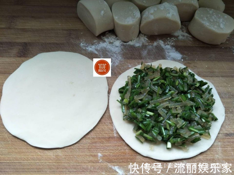 外酥|做韭菜盒子，教你一招，外酥内鲜，好吃不腻，简单又美味！