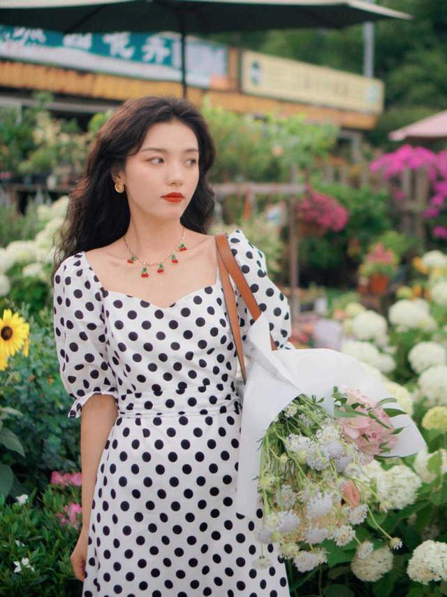 淡雅 40+女生秋天备这3条裙子,搭配西服、针织衫更优雅,时髦又减龄