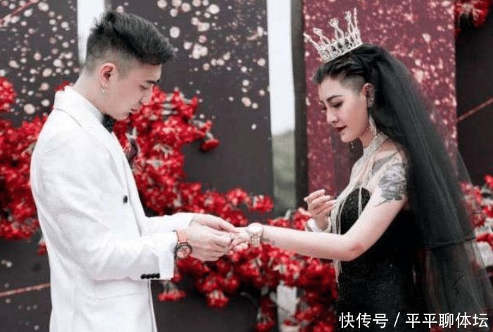 曾经穿黑婚纱的“叛逆新娘”,如今已洗掉纹身,当上了贤妻良母