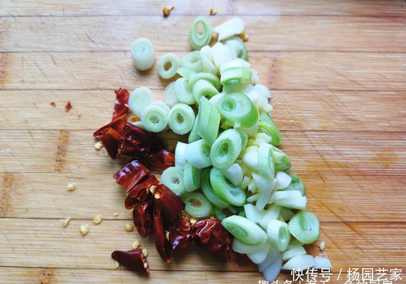 丝瓜木耳|三伏天碰到此菜必买,一次买几斤,顿顿这样炒都会光盘,吃不腻!