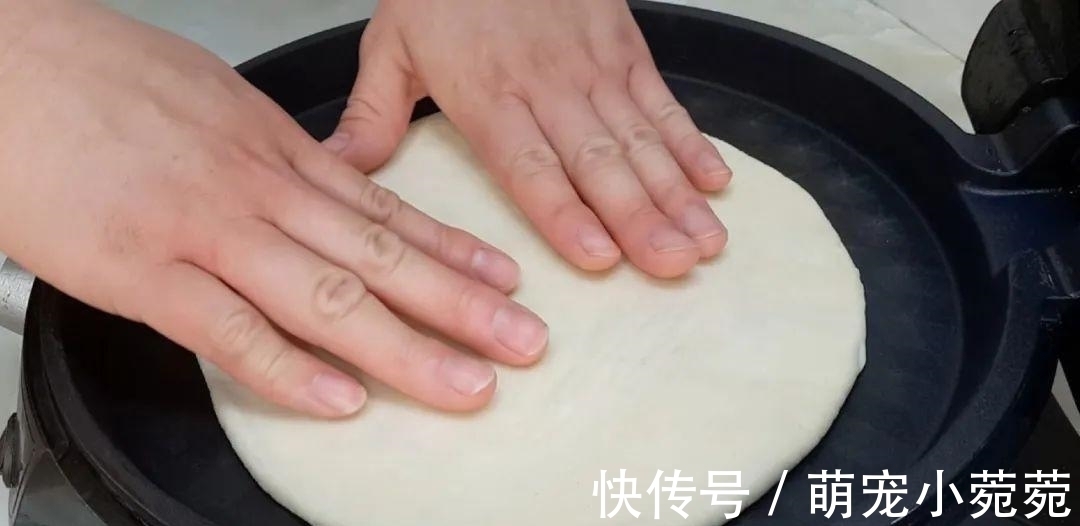 烙饼这做法太香了,开水一烫,柔软筋道又多层,出锅孩子都抢着吃