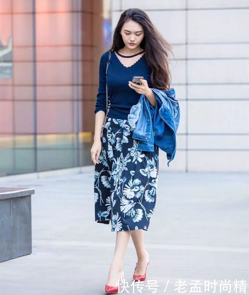 印花|街拍:秋日优雅风穿搭,牛仔外套+印花半身裙搭配,简单好搭又很应季