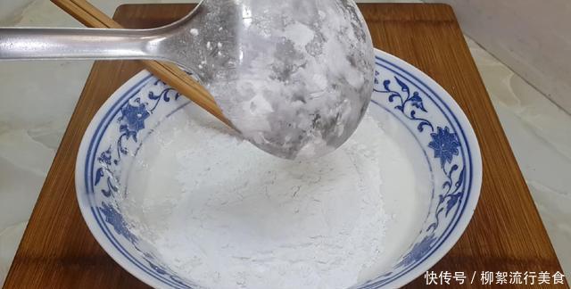 开水|麻团和面是开水还是凉水吗,掌握3个技巧,个个空心鼓泡不炸裂