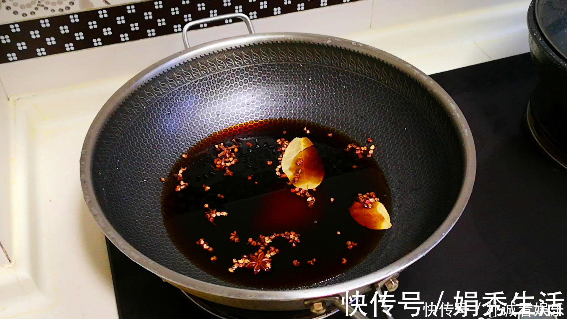 腌黄瓜,最忌直接加盐,难怪黄瓜不脆不入味,大厨如此做才对