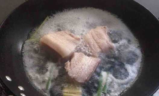 空心菜吃不完别着急丢,晒干做扣肉,胜过梅菜,一锅饭都不够吃