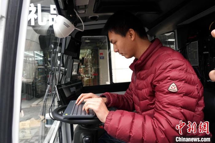 陈斌|AI智能无人扫路机亮相福州街头 推动智慧环卫快速发展