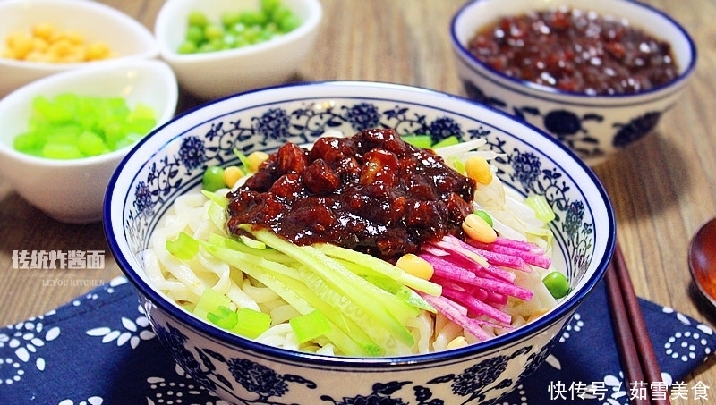 4道炸酱面做法，做些炸酱放冰箱，下班到家煮好面条，就能开饭