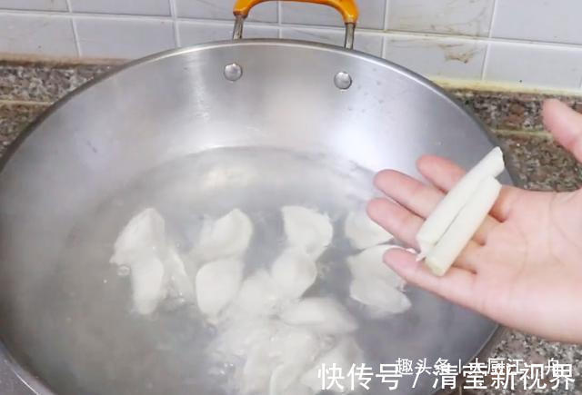 饺子皮|煮饺子时,先下锅煮就错了!多加这一步,饺子口感鲜嫩不破皮