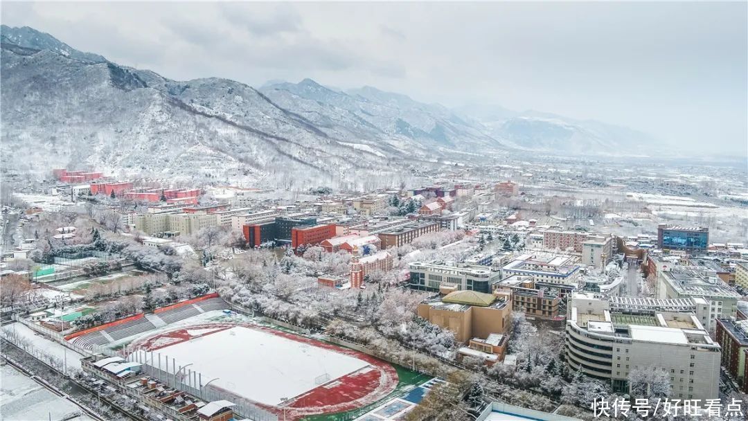 西安翻译学院：银装素裹雪景美如画