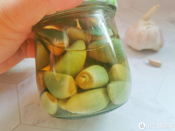 腌腊八蒜,别只知道放醋,牢记“3不要”,3天就变绿,香脆解腻