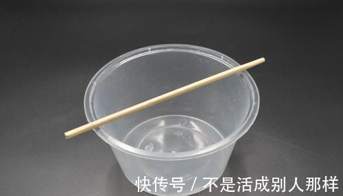 家庭|塑料打包盒上穿一根筷子，用途太棒了，解决了很多家庭困扰的烦恼