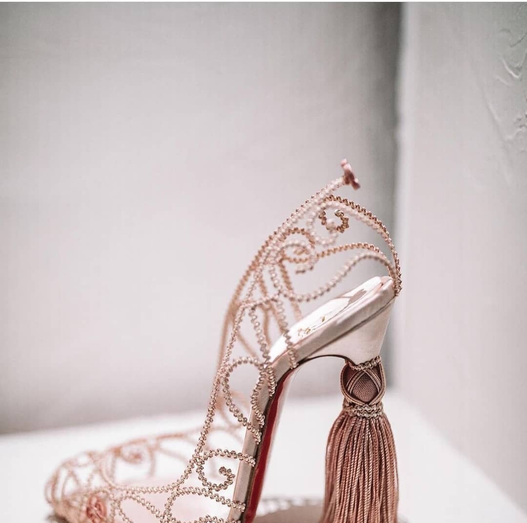 圣罗兰 大菠萝的高跟鞋主打气质,萝卜丁的高跟鞋主打性感,哪个更胜一筹