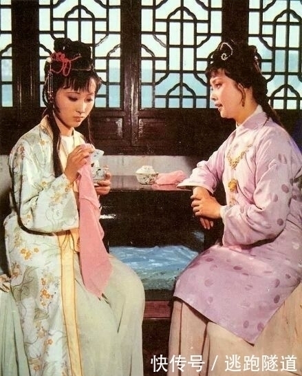 薛宝钗|薛家两个嫁不出去的女儿,一段心事藏得深,却被满院异香出卖