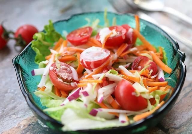 减肥瘦身吃什么送你8道清爽减脂沙拉，边吃边瘦不是梦哦