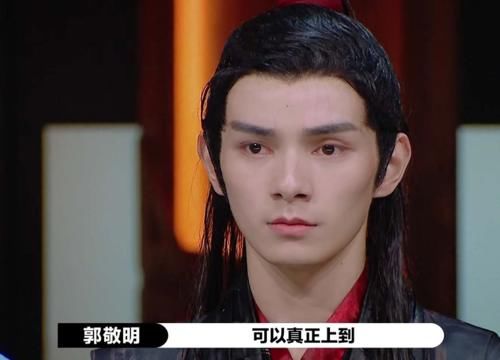 《演员请就位》首轮竞演收官，何昶希坐沙发面色凝重，表情太尴尬