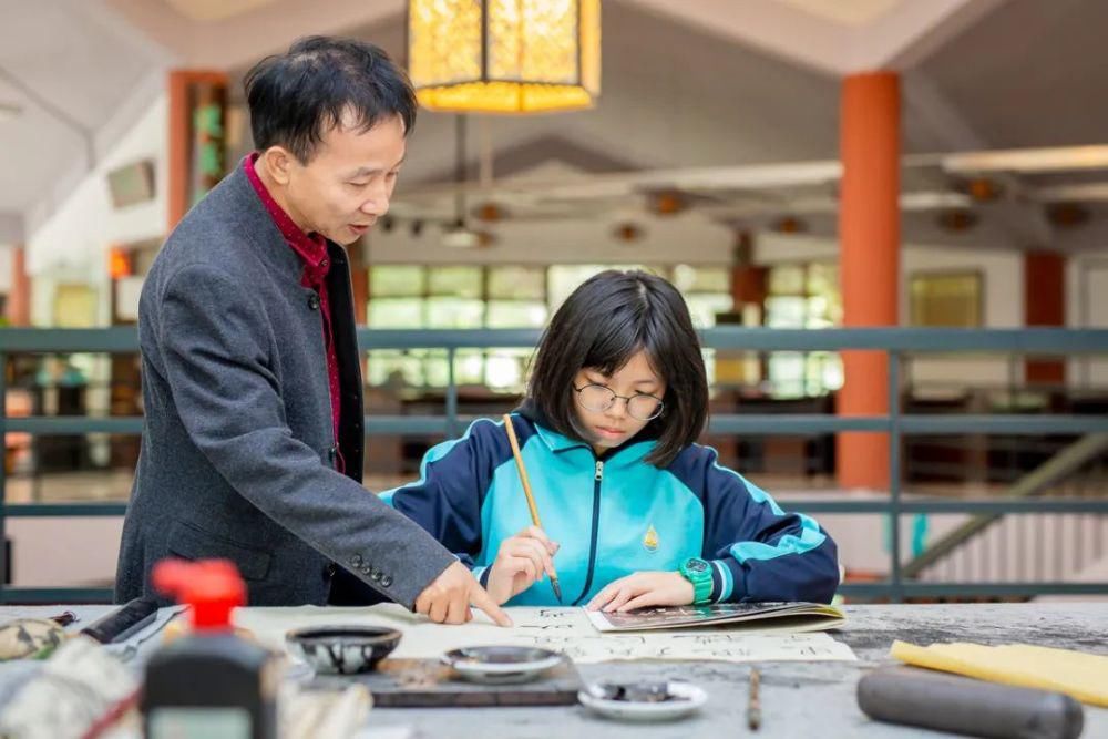  国书法馆|练字又“炼心”，这个学校的孩子人人一手好字！