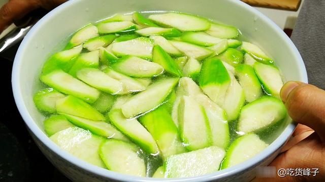 丝瓜炒鸡蛋|炒丝瓜时，最忌直接下锅炒，教你1招，丝瓜翠绿不发黑、还不出水