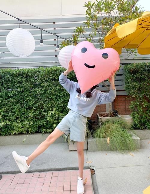 别用裙子配卫衣了！今年流行“卫衣+裤子”，特有范，小个子也爱