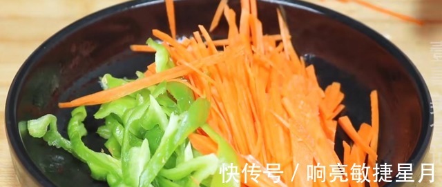 包菜|包菜最营养的吃法,淋2个鸡蛋,不炒不炸不凉拌,出锅比肉还香!