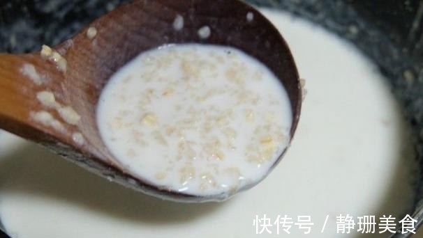 牛奶|5分钟熬一碗早餐粥，坚果燕麦加牛奶，润肠排毒很给力