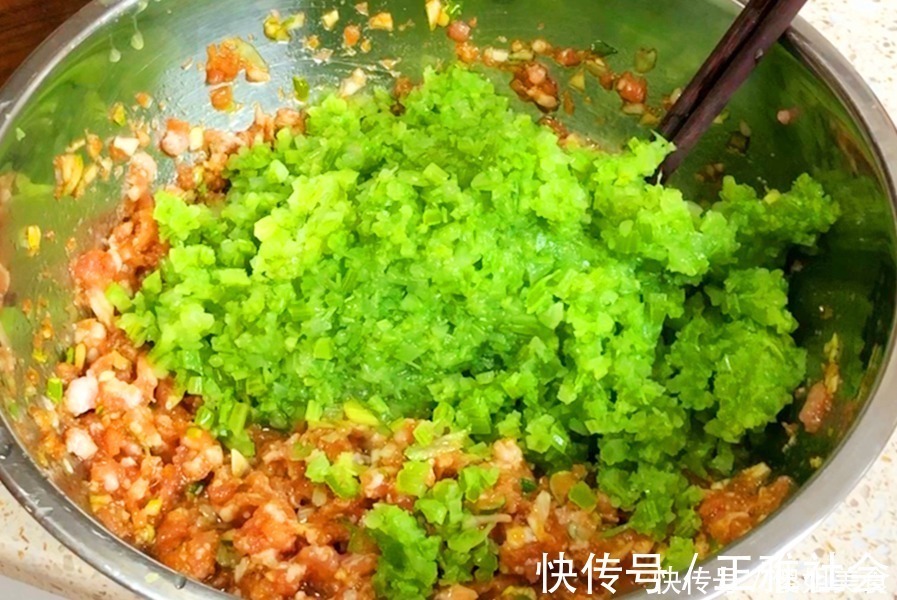 用它包饺子,比白菜韭菜鲜,再贵也要吃,我家一周吃4次,太香了