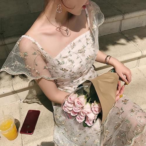 连衣裙|网纱连衣裙的时尚穿搭,秀出锁骨惹人爱,这身材真是迷人