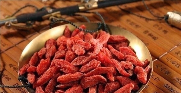 食用枸杞|枸杞和此物天生一对，晚上喝一杯，不失眠了，肝也干净了