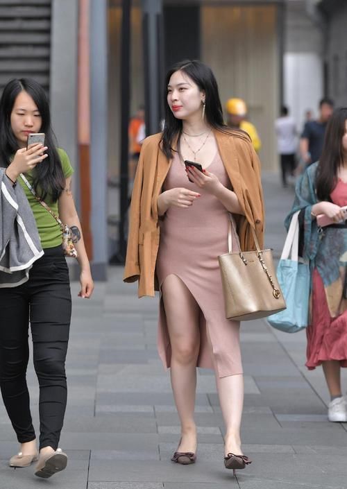 贵妇不注意细节,裙子都“劈叉”了,她却用来当“排气口”