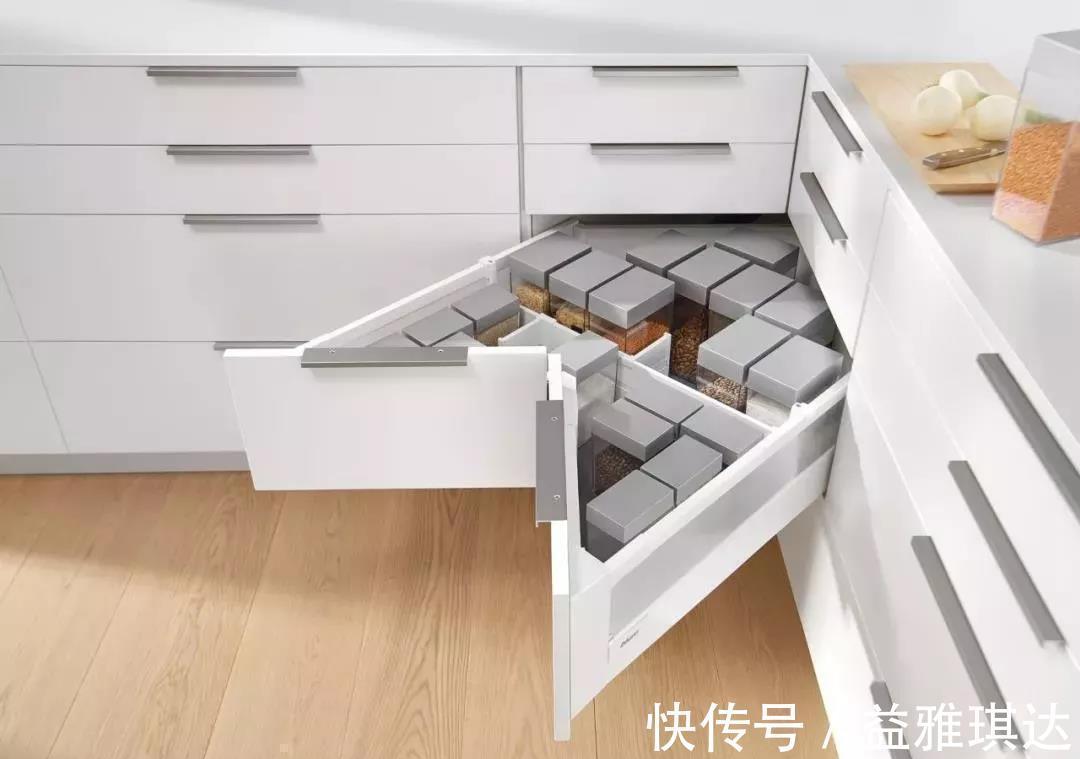 拉篮|厨房拐角位置很鸡肋那是你没用好，学习外国人做储藏室多一间房