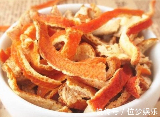 把橘子皮用打火机烤一下,真是厉害了,解决家家都困扰的大难题